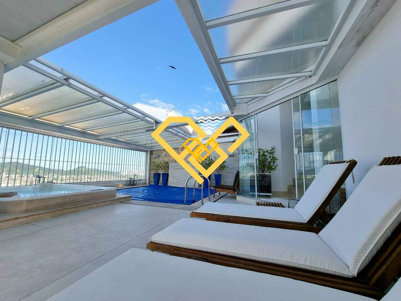 Cobertura à venda no Ponta da Praia: Área da Piscina