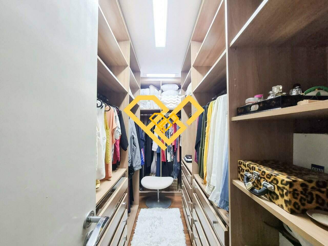 Cobertura à venda no Ponta da Praia: Closet