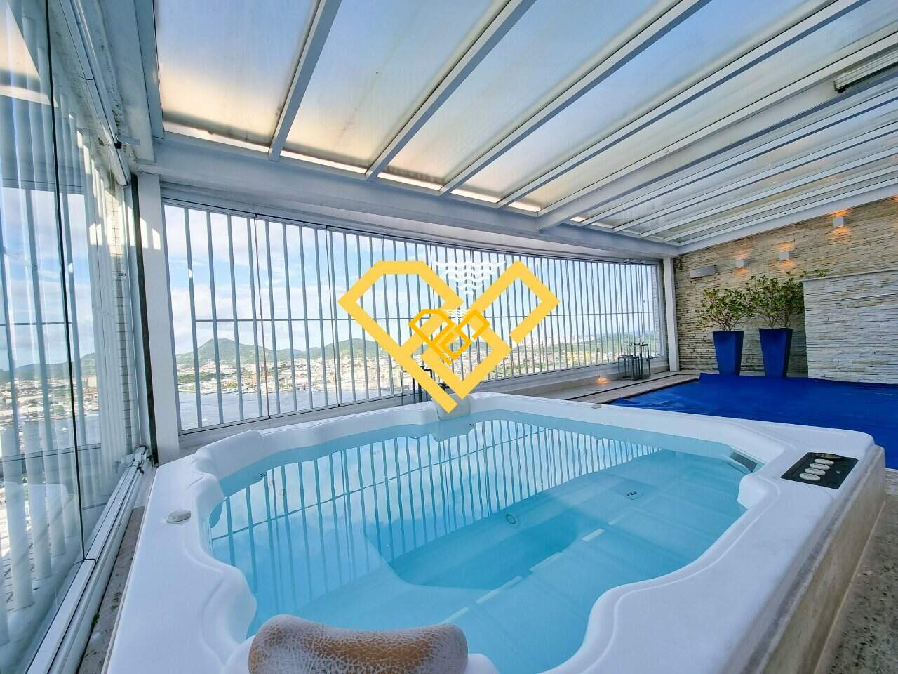 Cobertura à venda no Ponta da Praia: Área da Piscina