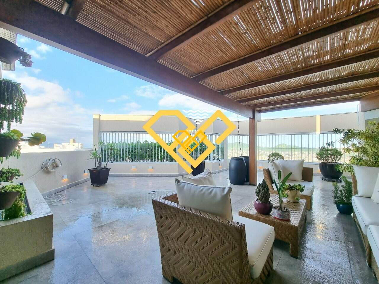 Cobertura à venda no Ponta da Praia: Estar da Piscina