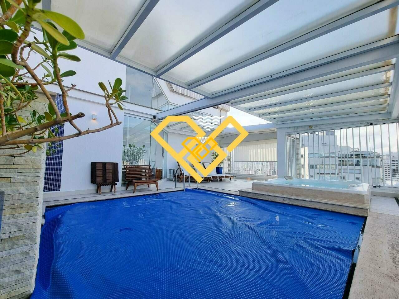 Cobertura à venda no Ponta da Praia: Área da Piscina