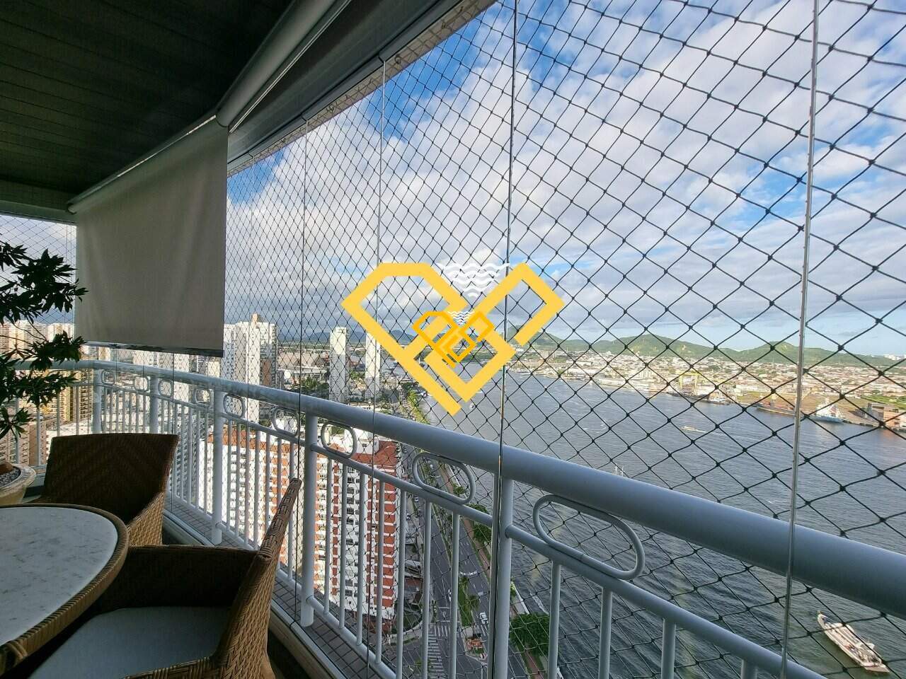 Cobertura à venda no Ponta da Praia: Varanda