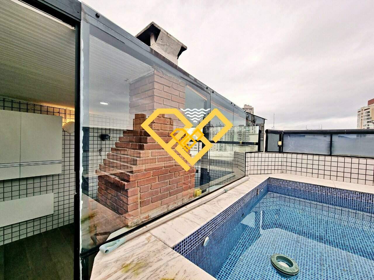 Cobertura à venda no Ponta da Praia: Piscina