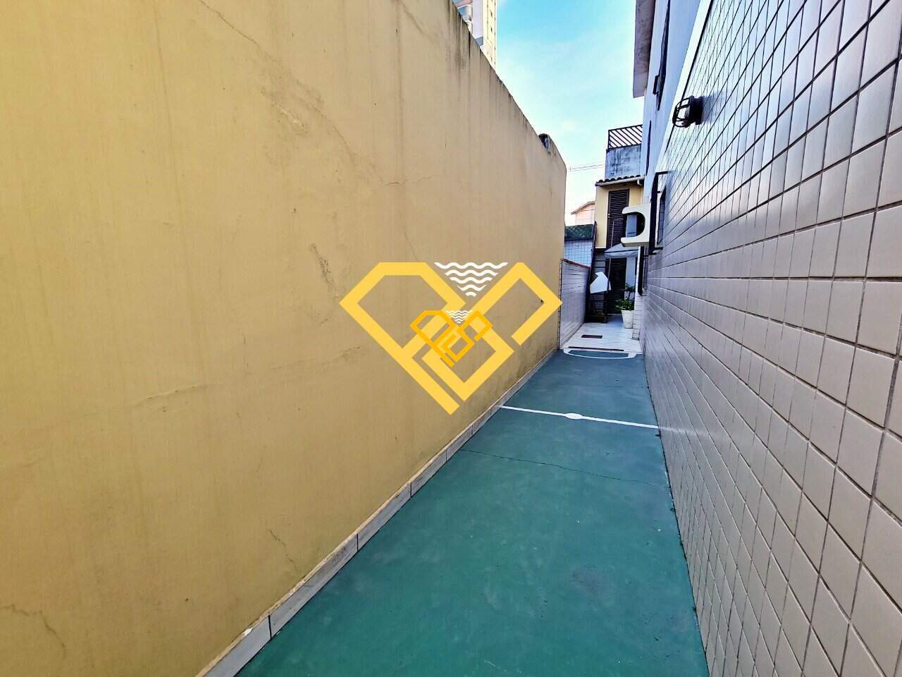 Sobreposta Baixa à venda no Ponta da Praia: Corredor lateral direito