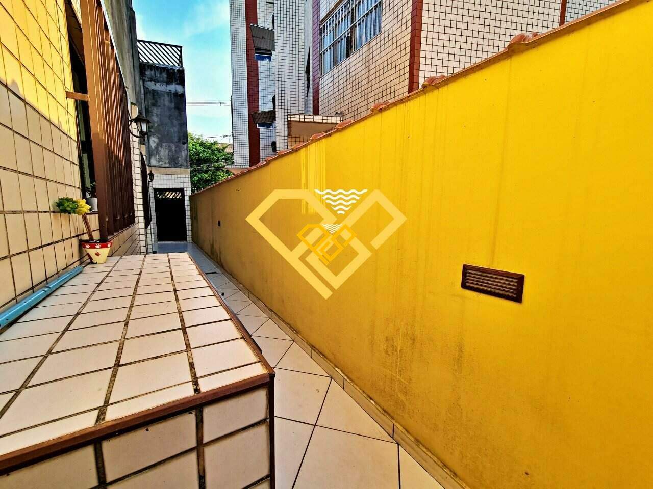 Sobreposta Baixa à venda no Ponta da Praia: Corredor lateral esquerdo