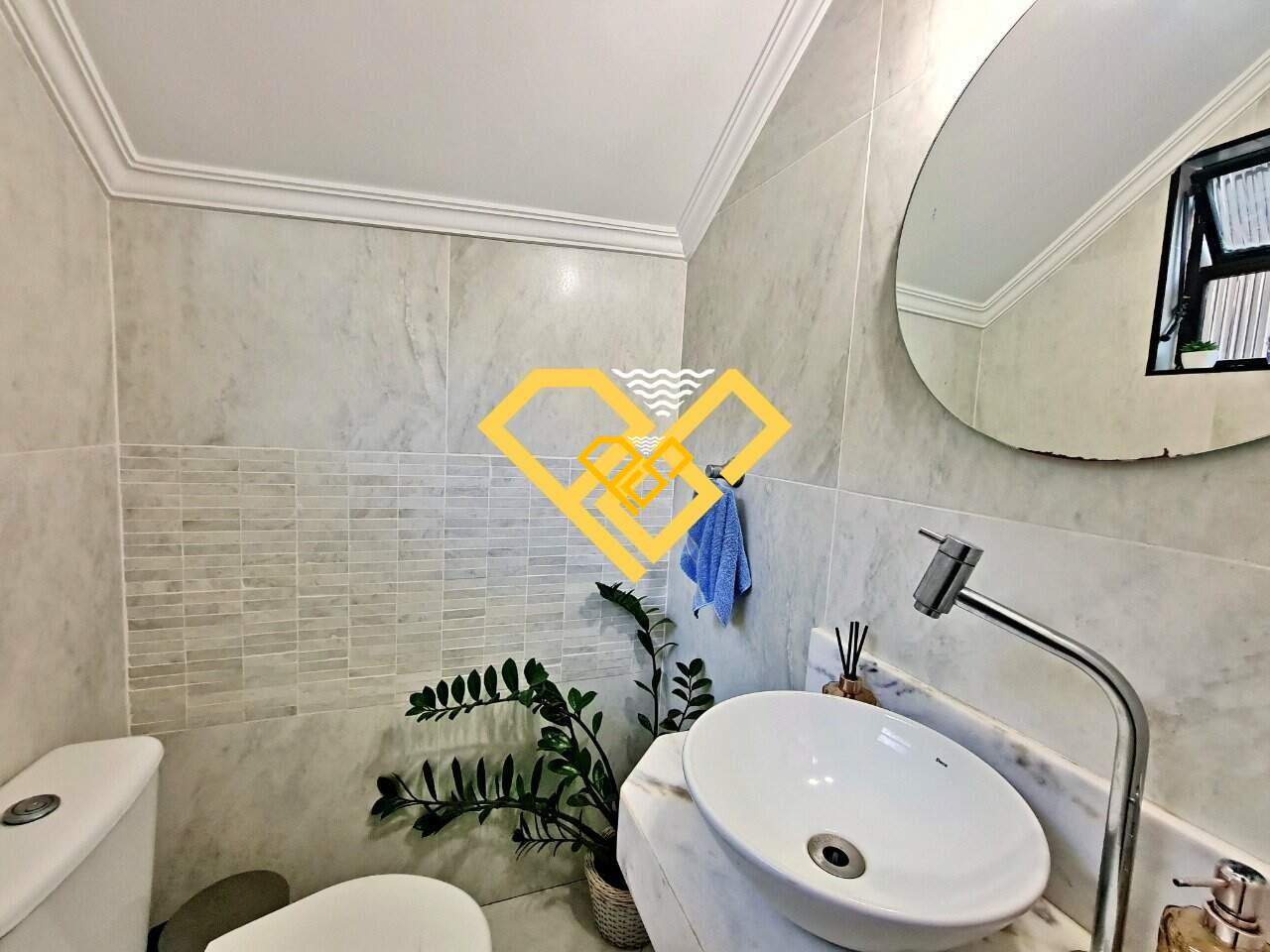 Sobreposta Baixa à venda no Ponta da Praia: Lavabo