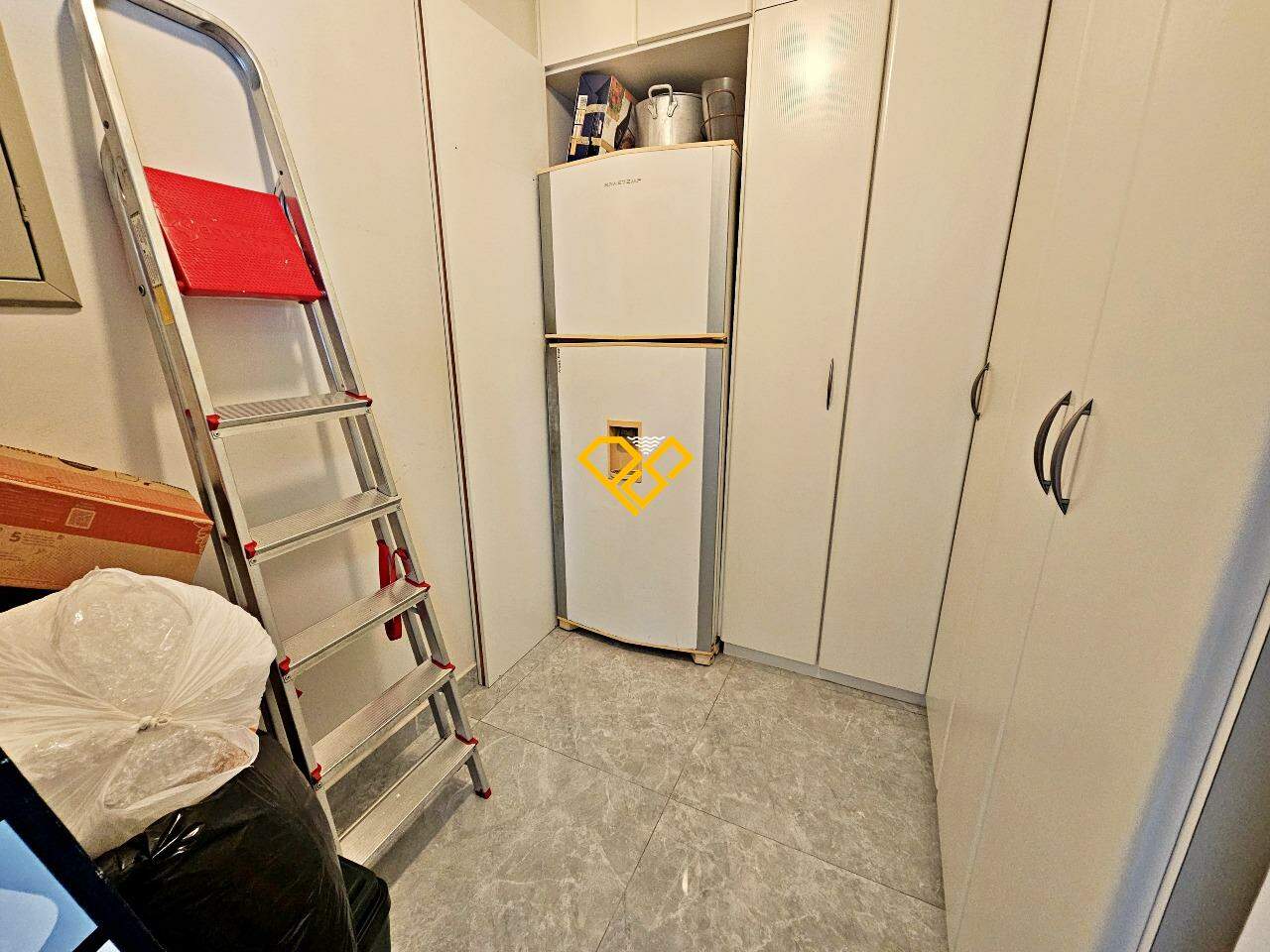 Apartamento à venda no Ponta da Praia: Dependência