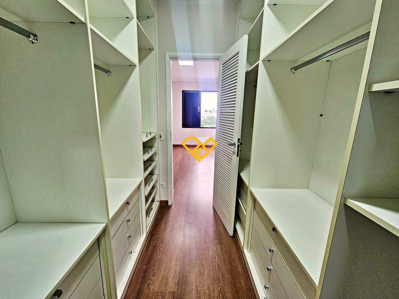 Apartamento à venda no Aparecida: Dormitório 1 - suíte - closet