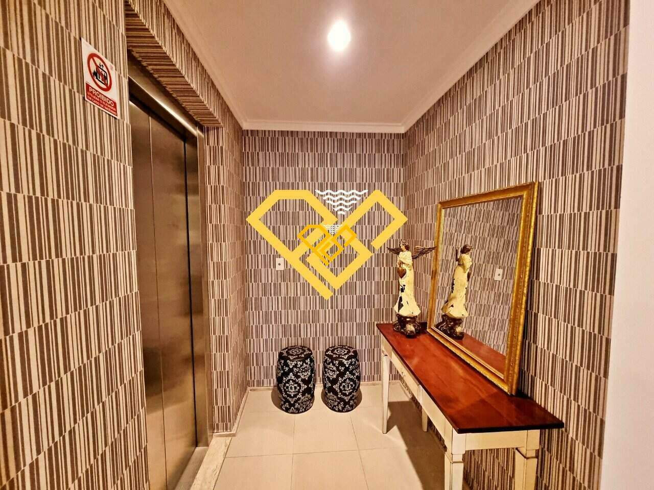 Apartamento à venda no Embaré: Hall Privativo de Entrada