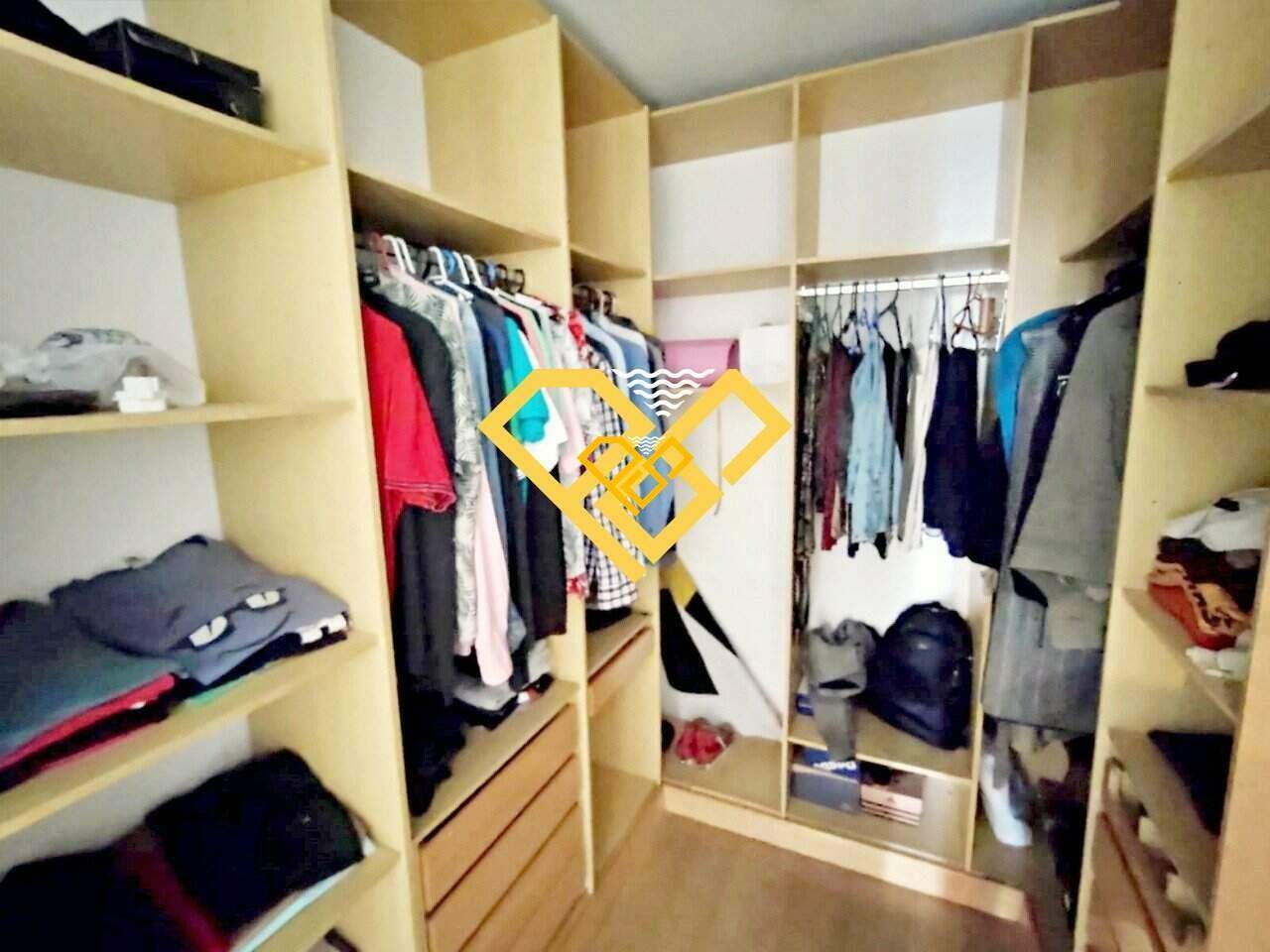 Apartamento à venda no Gonzaga: Closet da suíte