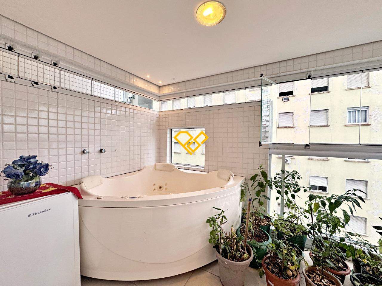 Apartamento à venda no Embaré: Jacuzzi na varanda