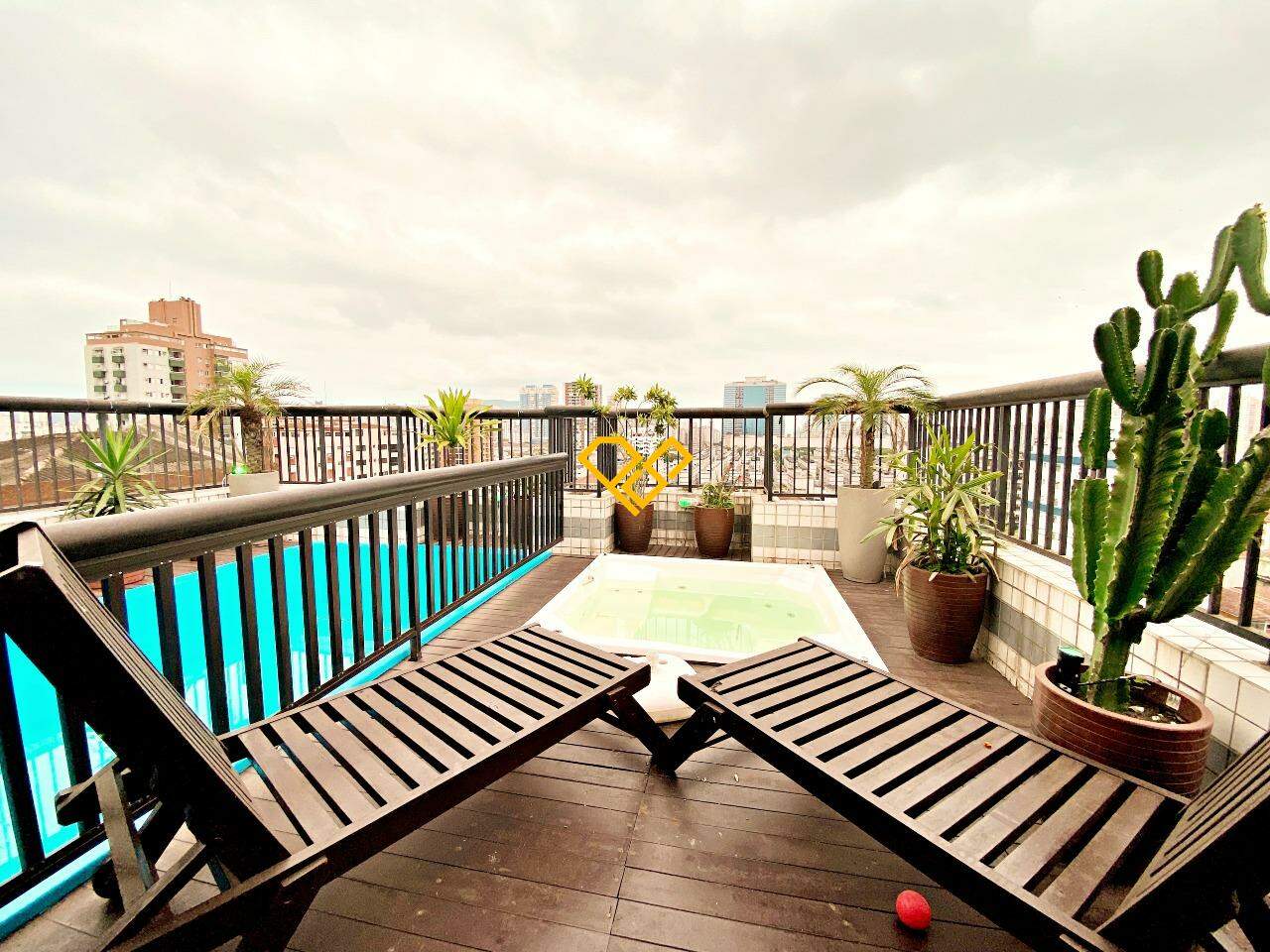 Cobertura à venda no Embaré: Piscina