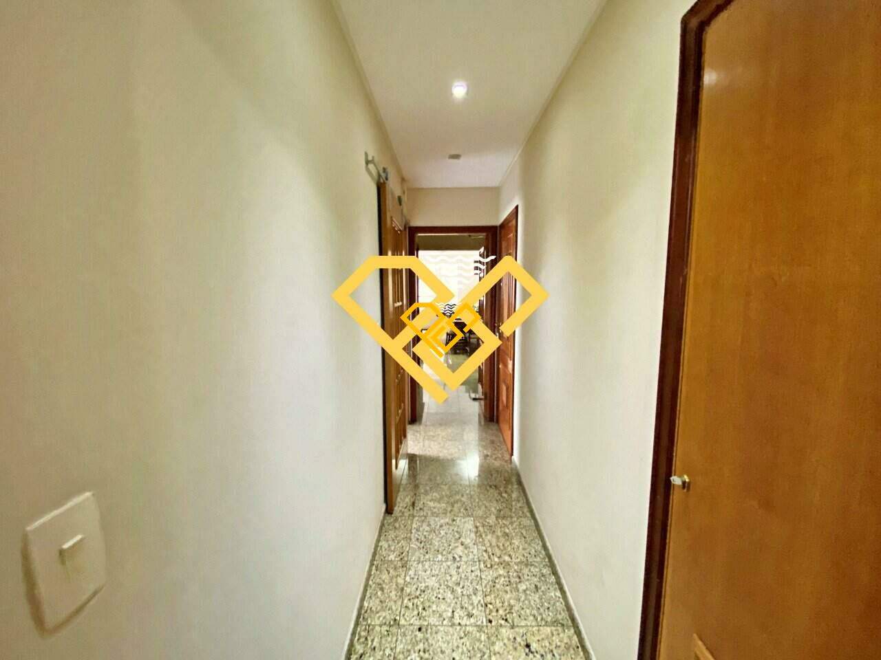 Apartamento à venda no Ponta da Praia: Corredor da área íntima