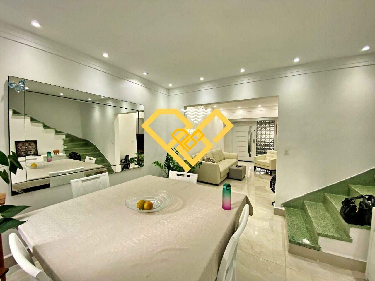 Sobrado à venda no Embaré: 