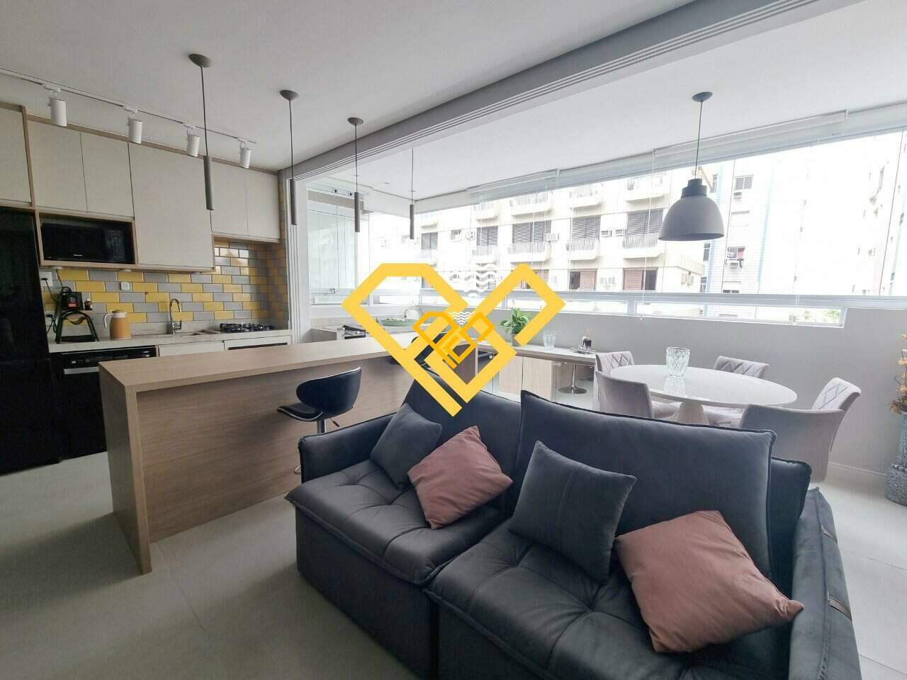 Apartamento à venda no Gonzaga: Sala e varanda