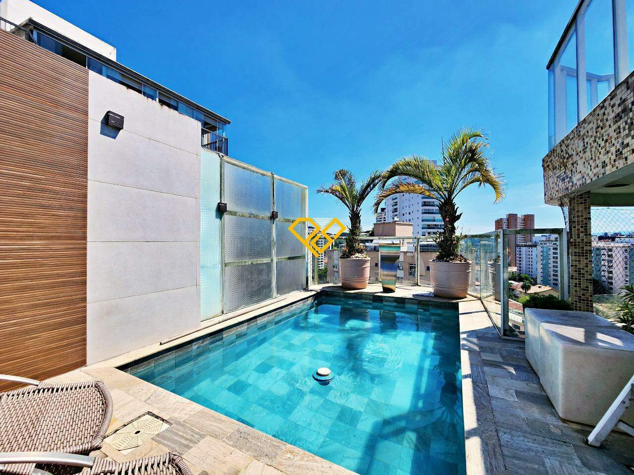 Cobertura à venda no Ponta da Praia: Piscina