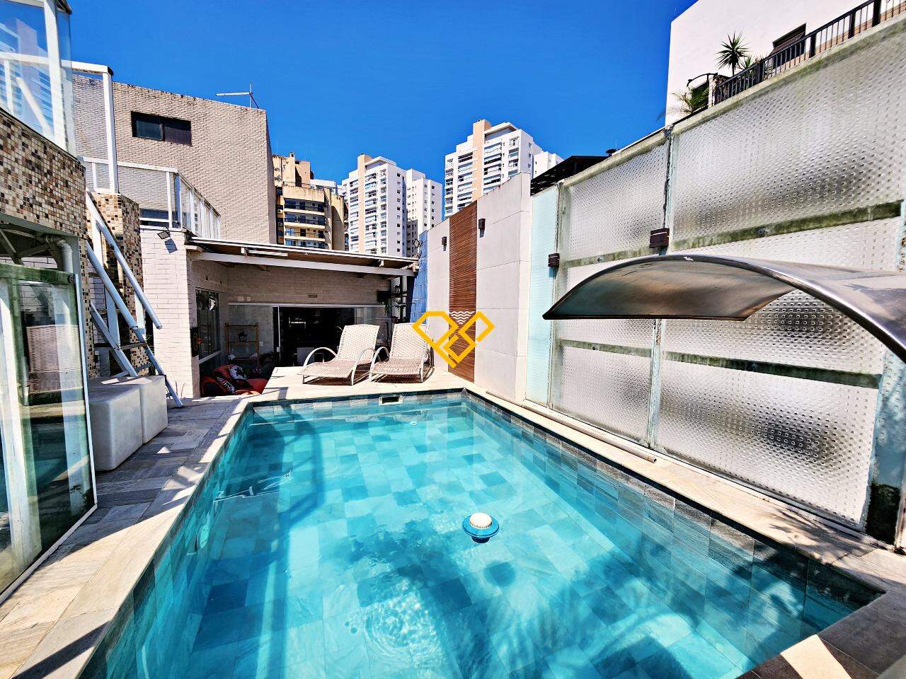 Cobertura à venda no Ponta da Praia: Piscina