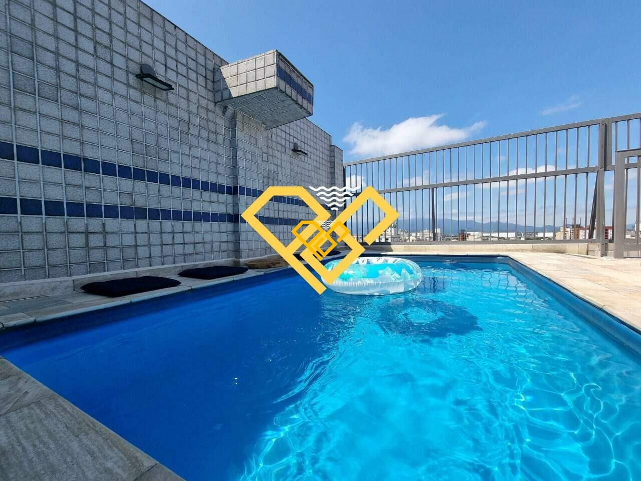 Cobertura à venda no Embaré: Piscina