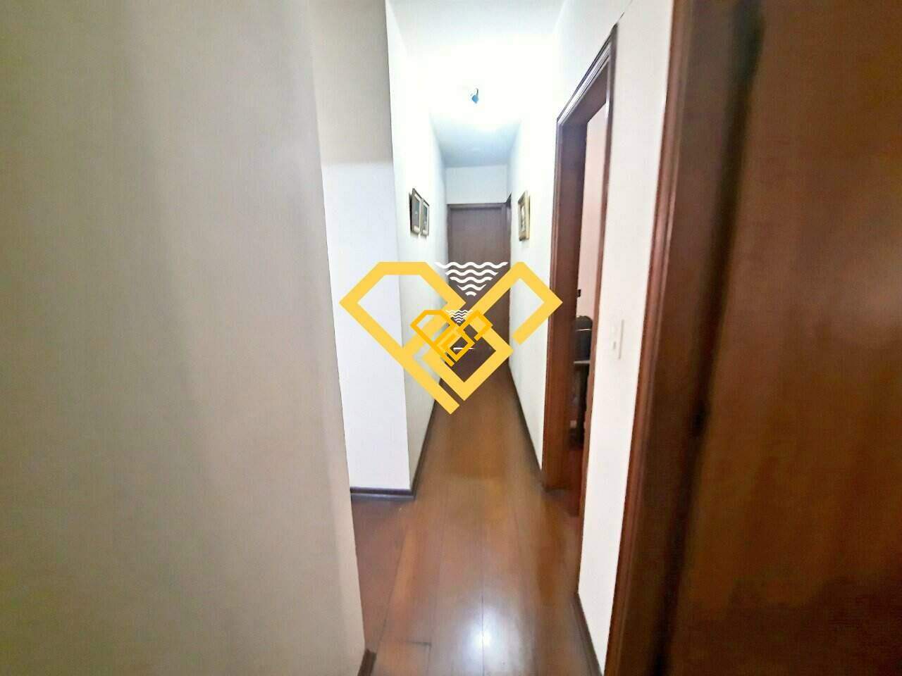 Apartamento à venda no Gonzaga: Corredor da área íntima