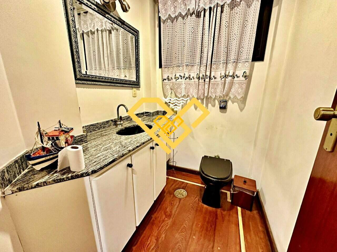 Apartamento à venda no Ponta da Praia: Lavabo