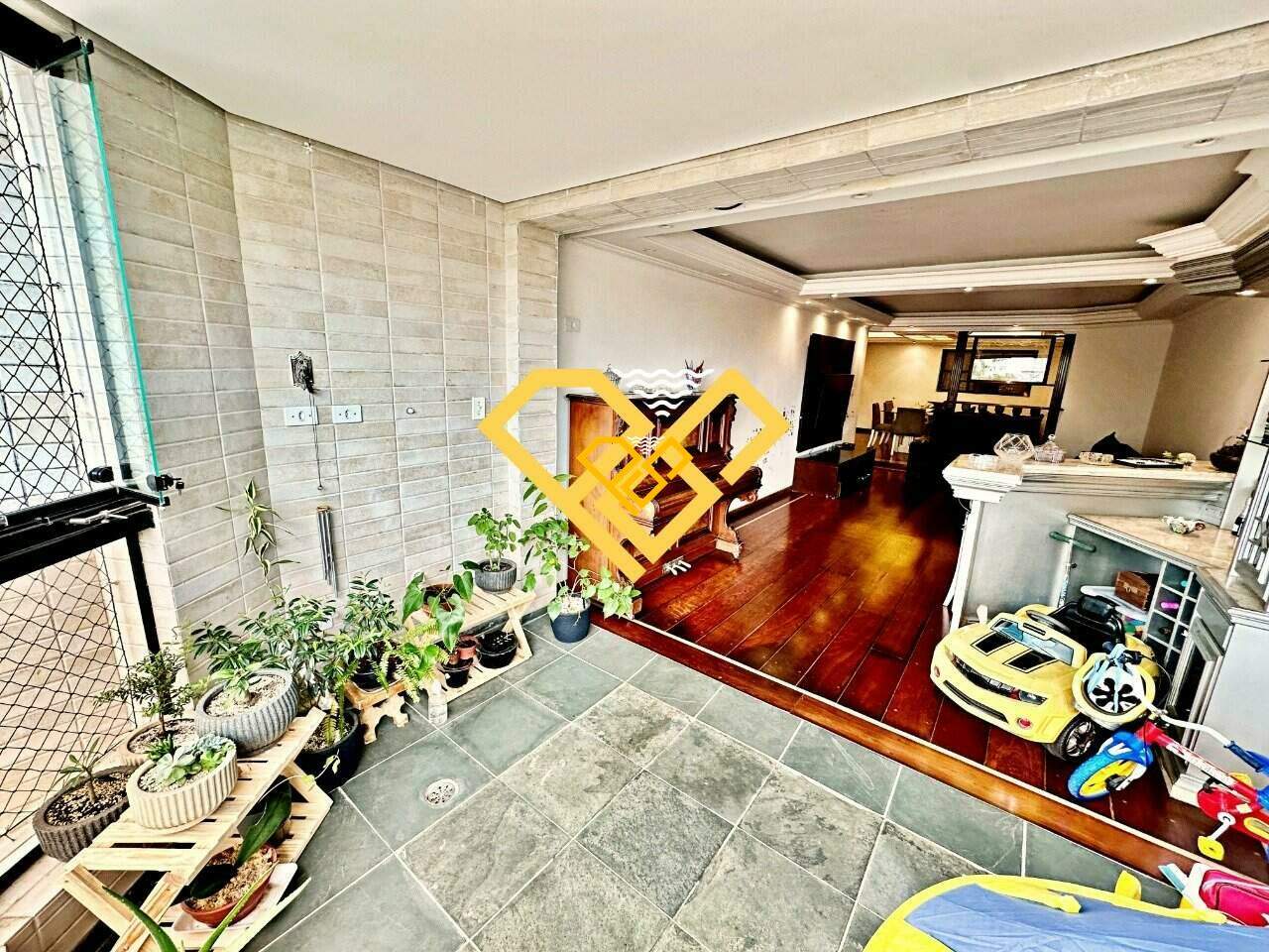 Apartamento à venda no Ponta da Praia: Varanda e sala