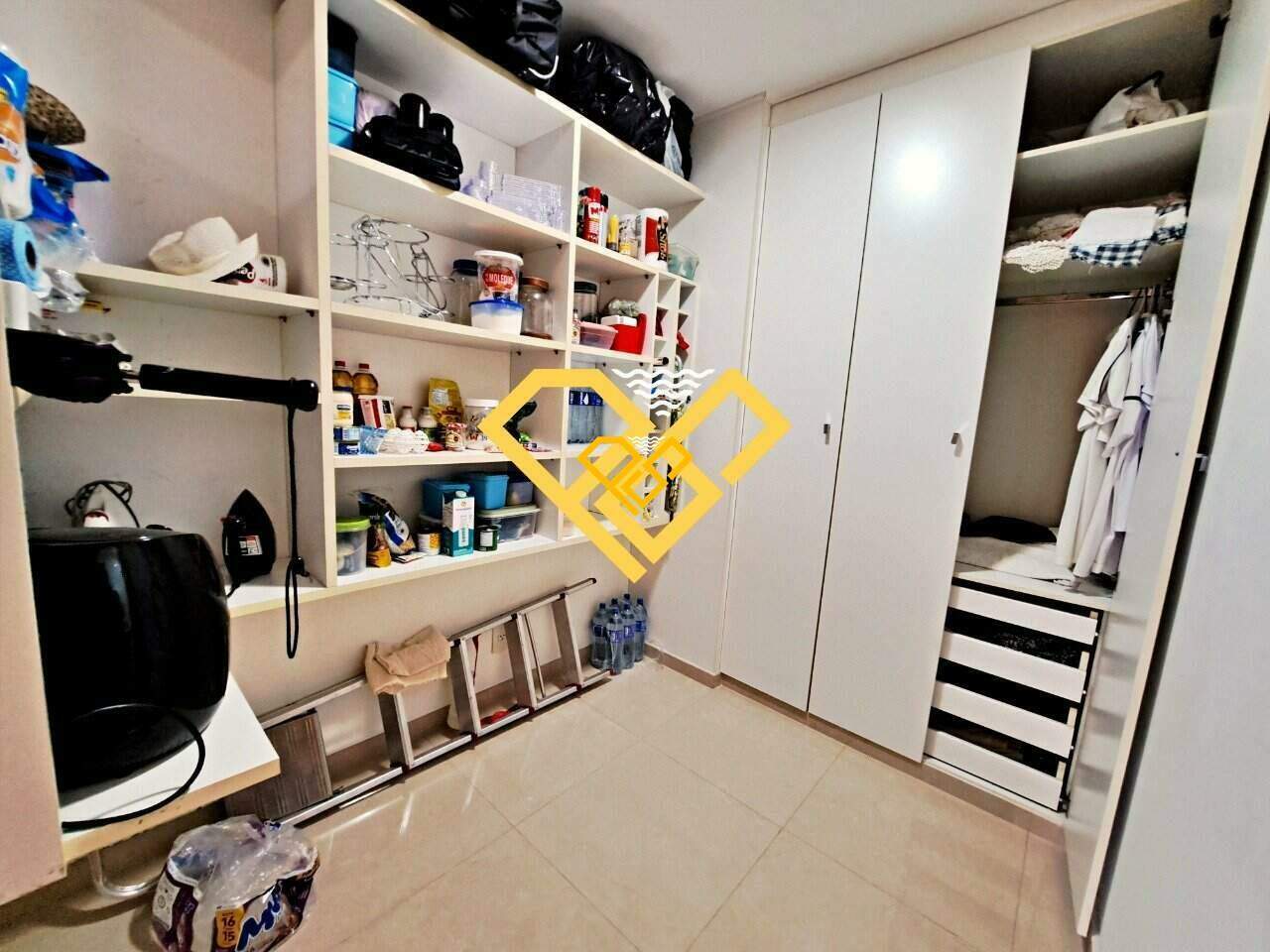 Apartamento à venda no Embaré: Dependência