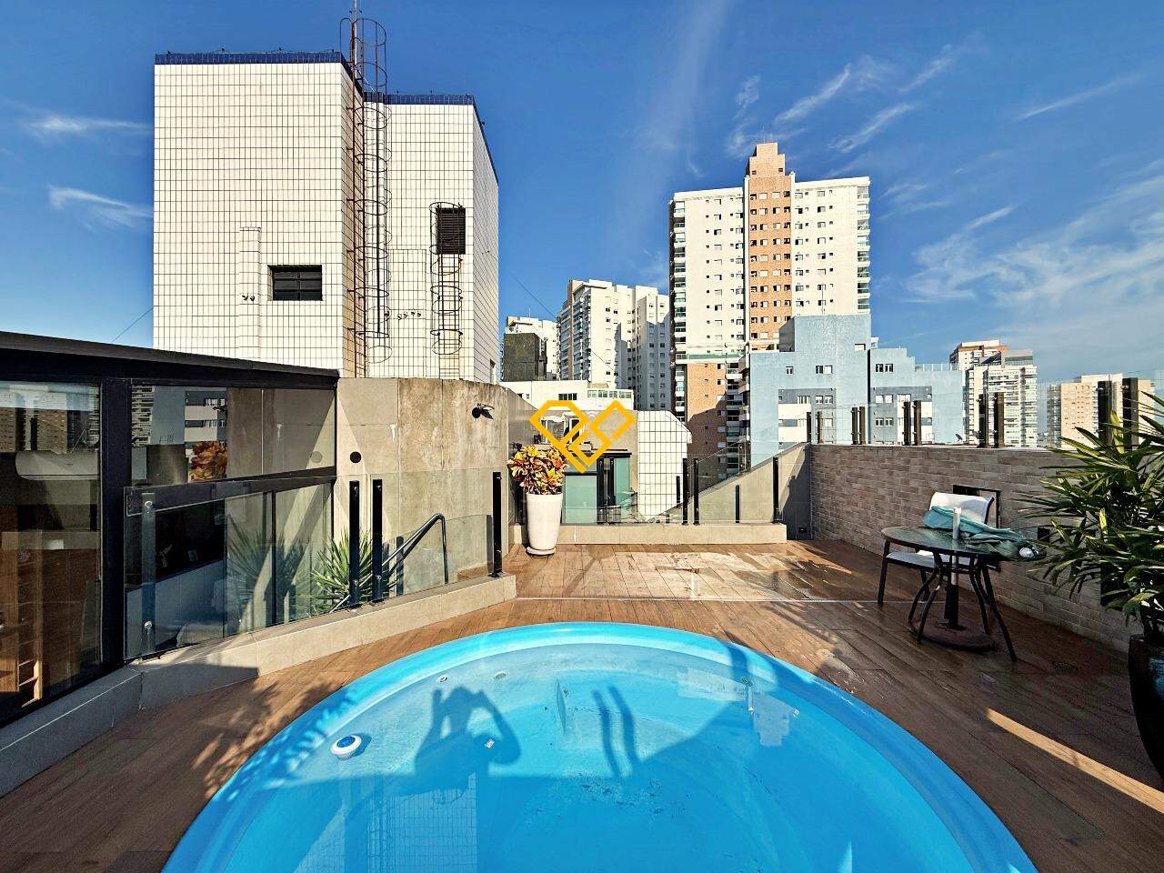 Cobertura à venda no Ponta da Praia: Piscina