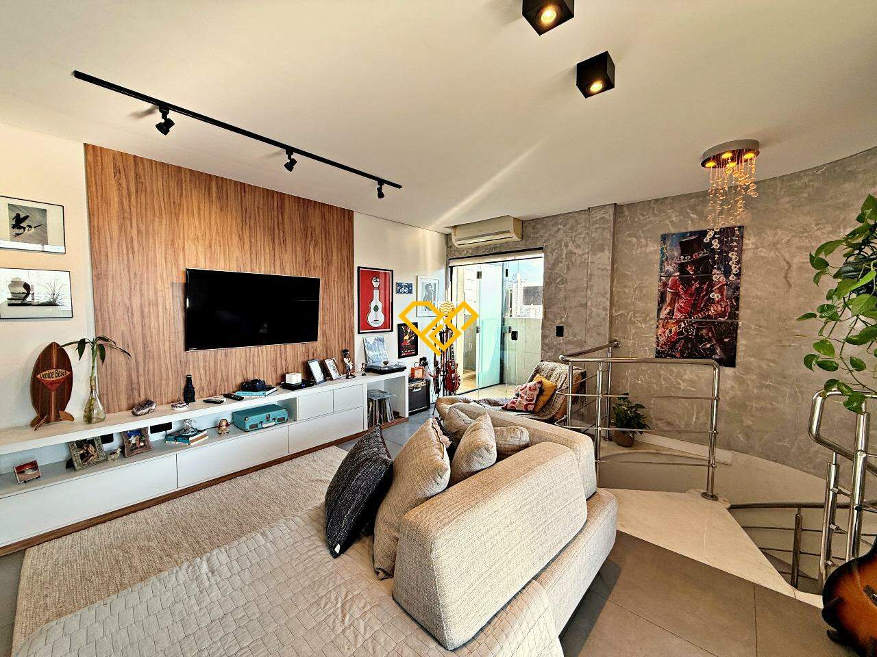 Cobertura à venda no Ponta da Praia: Sala 2° piso