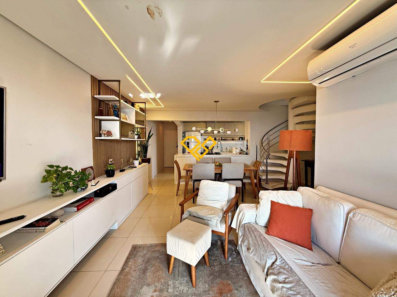Cobertura à venda no Ponta da Praia: Sala 1° piso