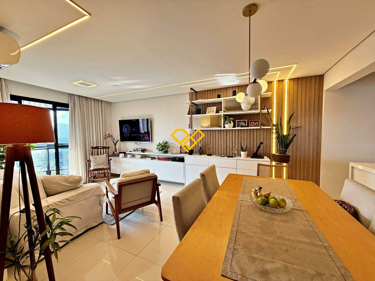 Cobertura à venda no Ponta da Praia: Sala 1° piso
