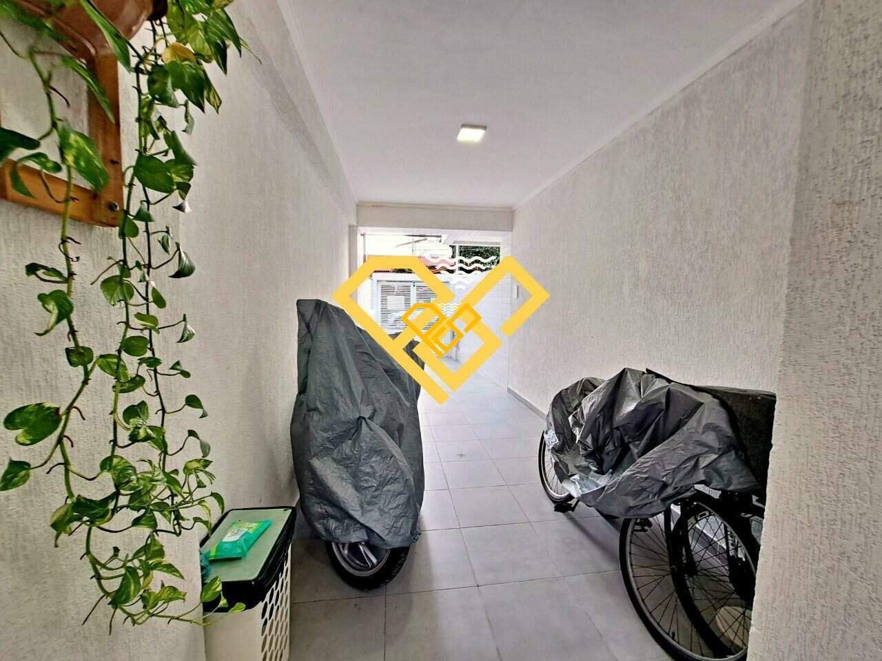 Sobreposta Alta à venda no Ponta da Praia: Garagem