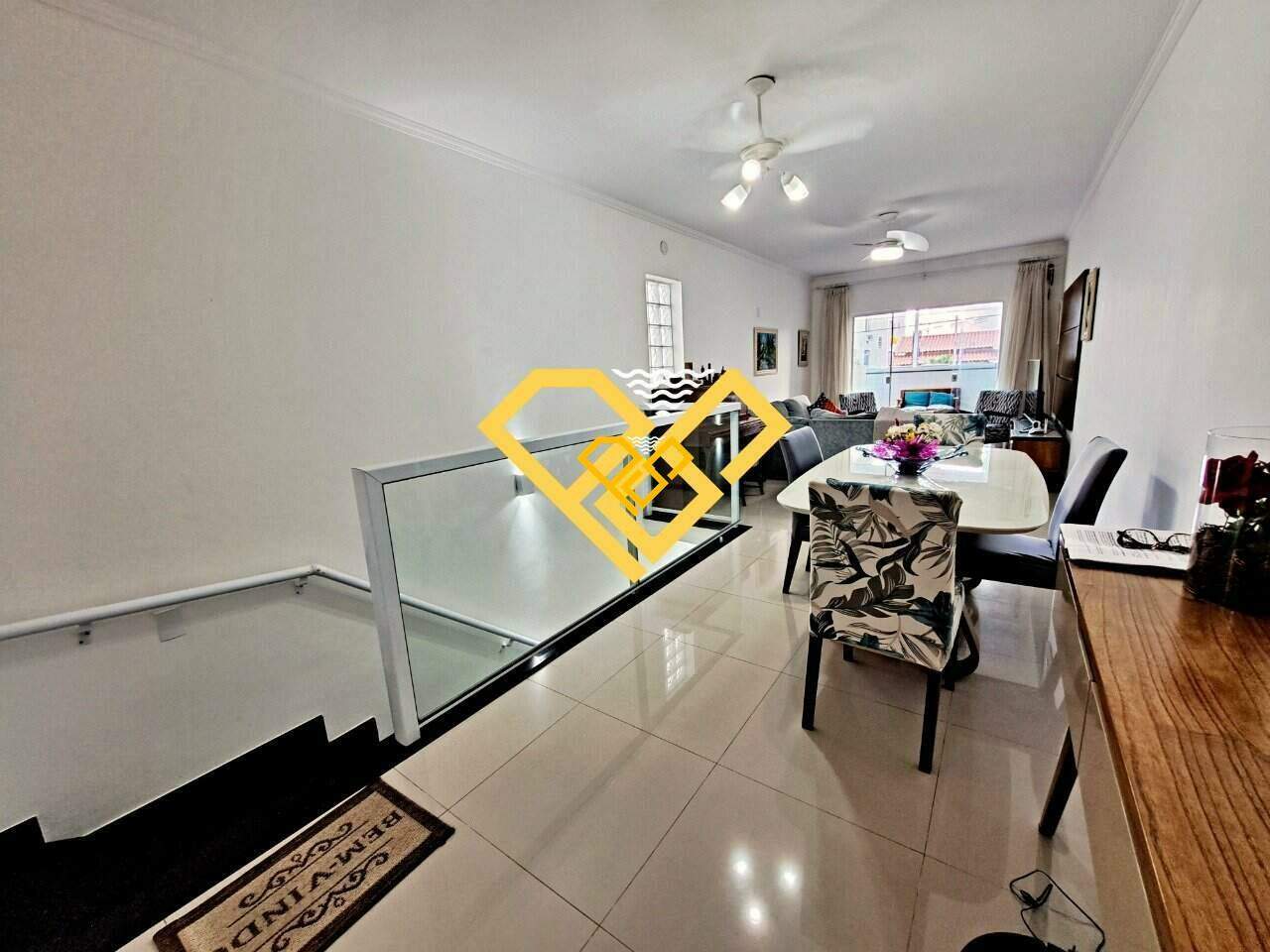 Sobreposta Alta à venda no Ponta da Praia: Sala