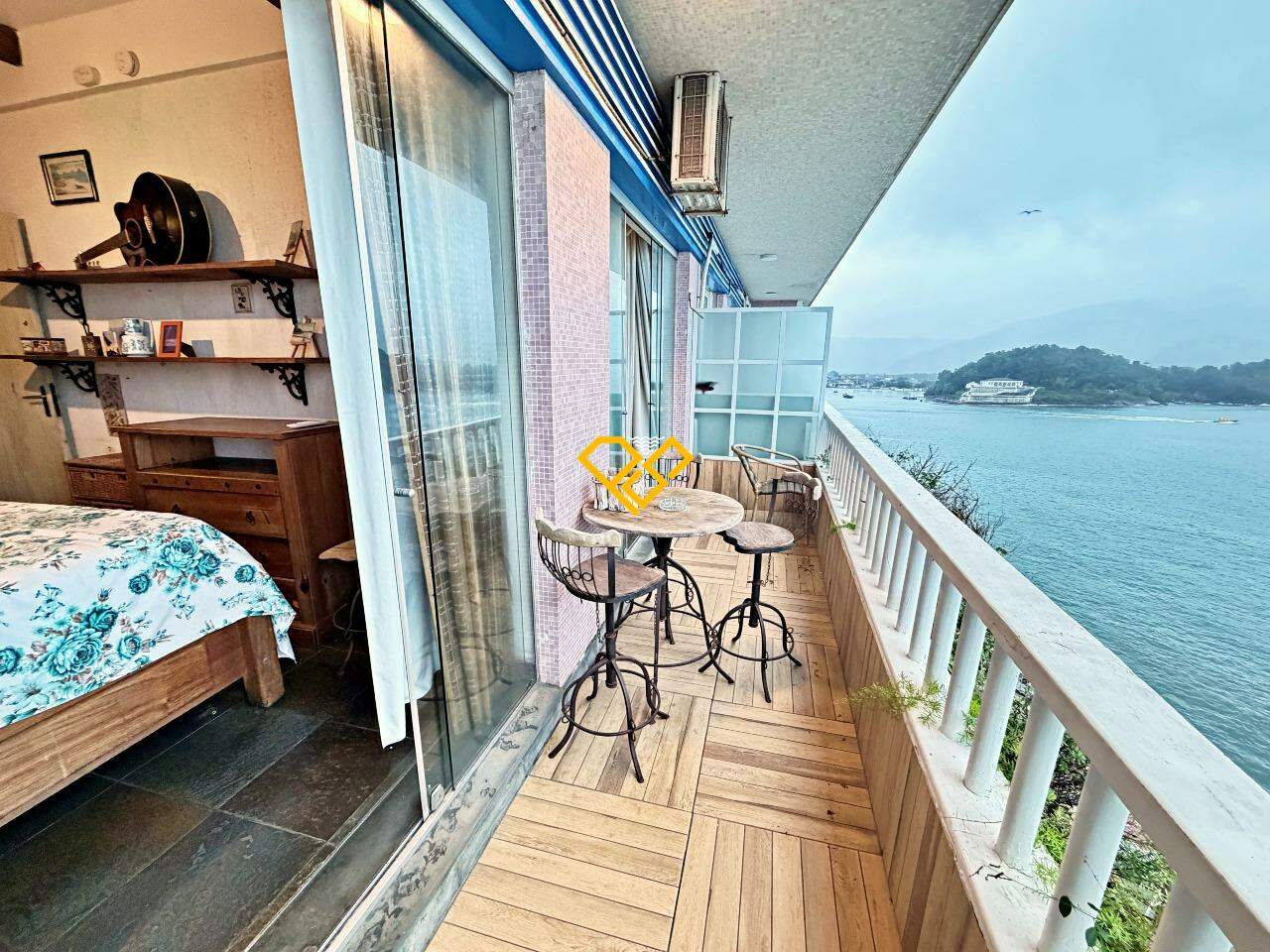 Apartamento à venda no Ponta da Praia: Varanda