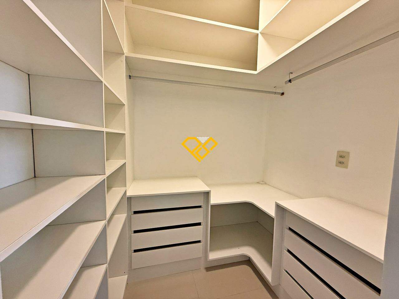 Apartamento à venda no Ponta da Praia: Dormitório 1 - suíte - closet