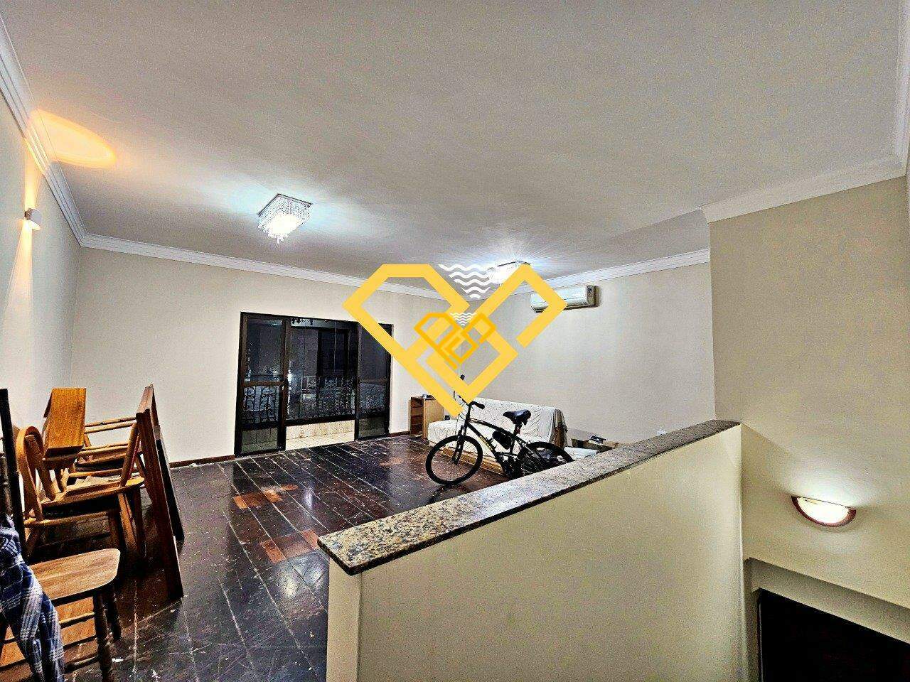 Sobreposta Alta à venda no Embaré: Sala