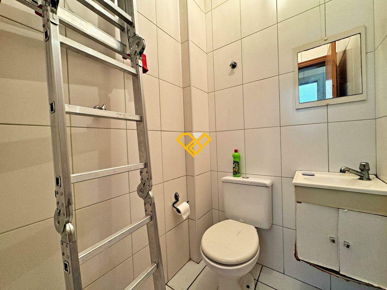 Sobreposta Alta à venda no Marapé: Wc de serviço