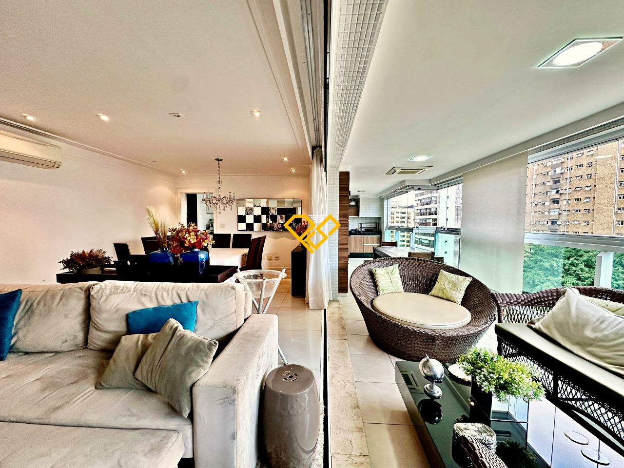 Apartamento à venda no Embaré: Sala e varanda