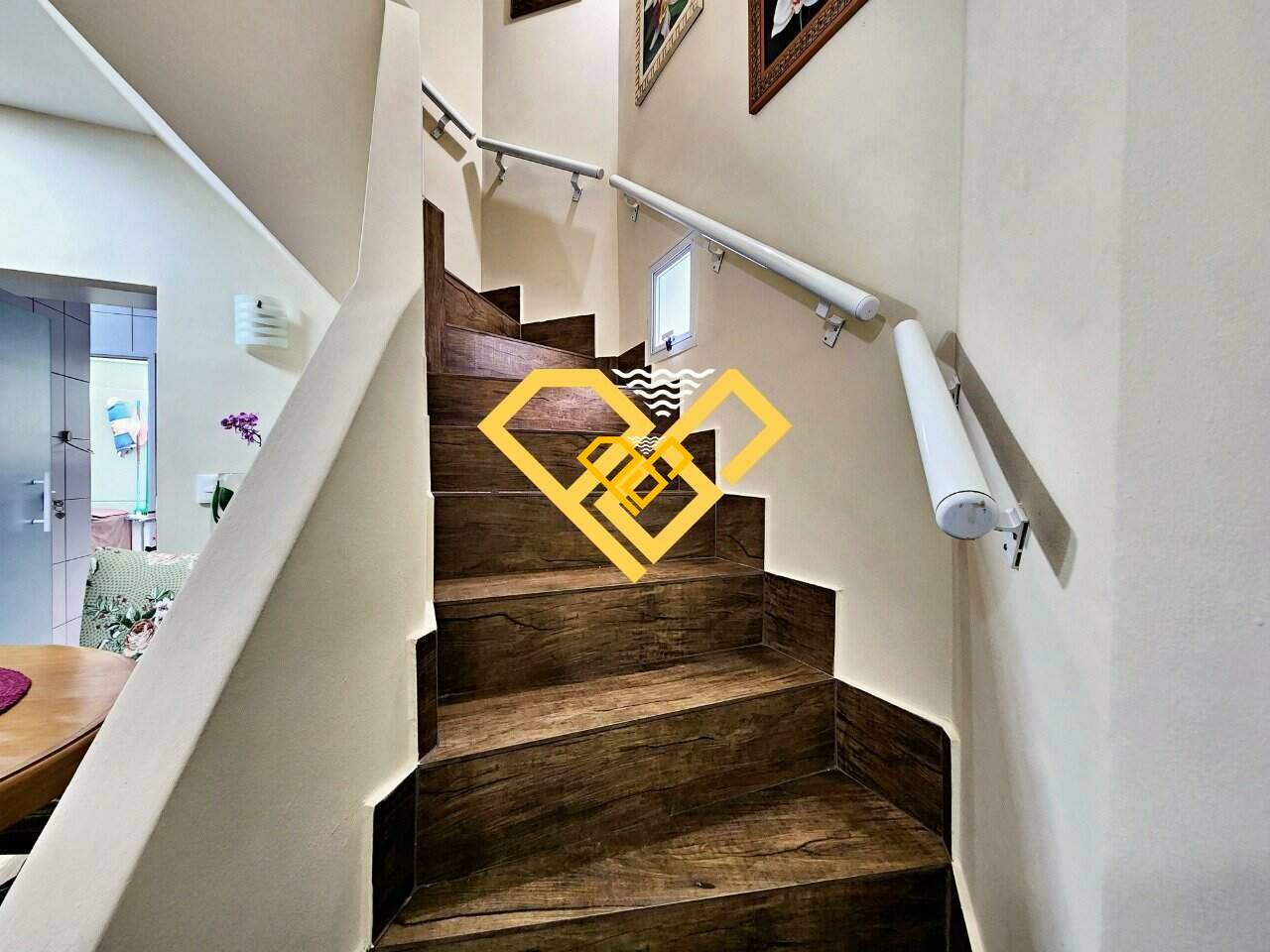 Sobrado à venda no Campo Grande: Escada de acesso ao segundo piso