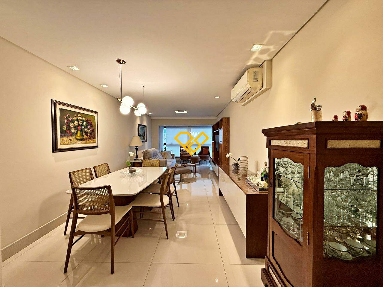 Apartamento à venda no Ponta da Praia: Sala