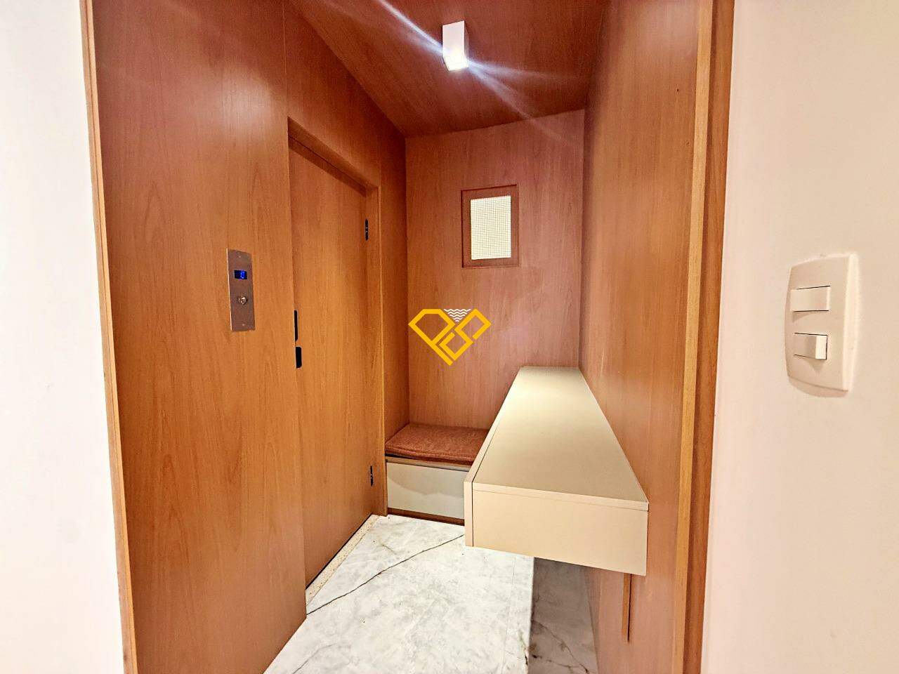 Apartamento à venda no Pompéia: Hall privativo