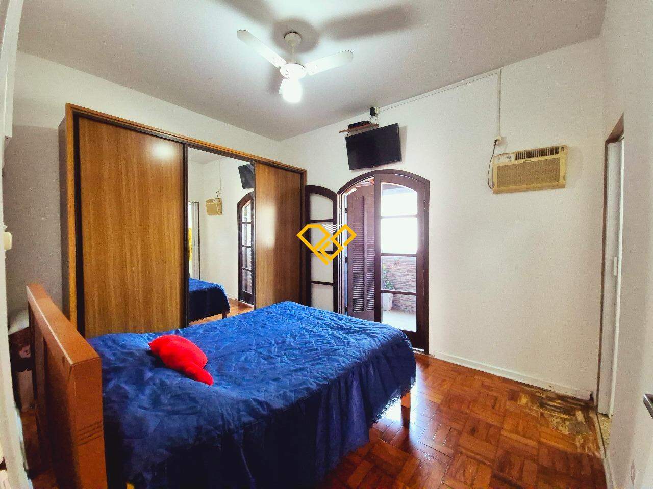 Sobrado à venda no Estuário: suíte com varanda