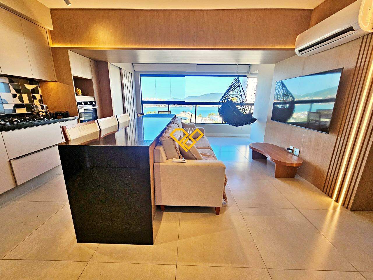 Apartamento à venda no Ponta da Praia: Sala e cozinha