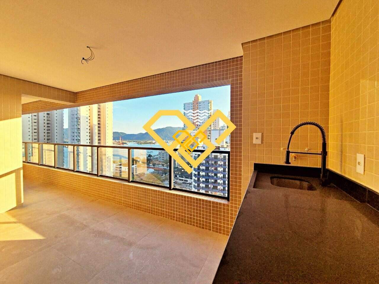 Apartamento à venda no Ponta da Praia: Varanda