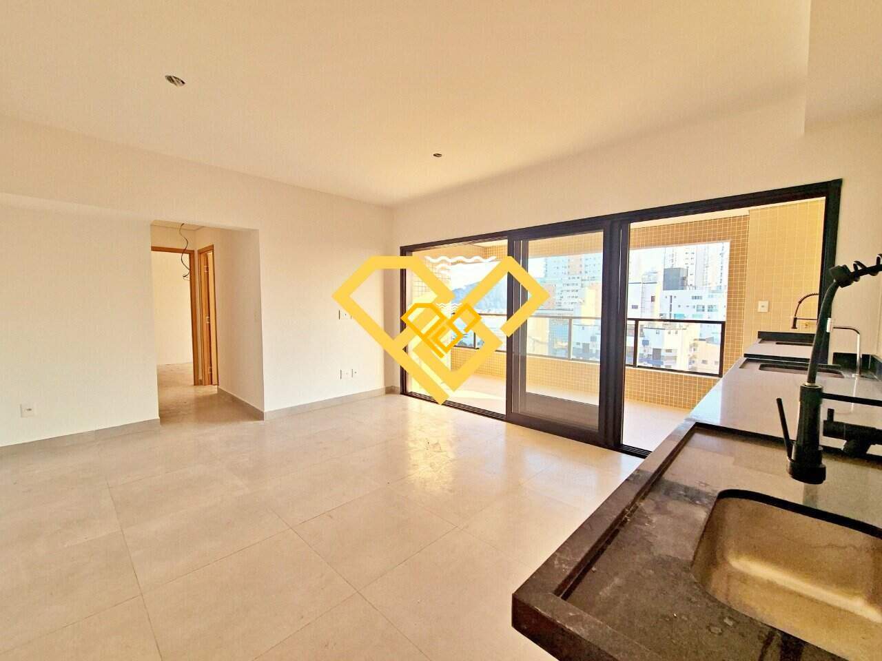 Apartamento à venda no Ponta da Praia: Sala e cozinha