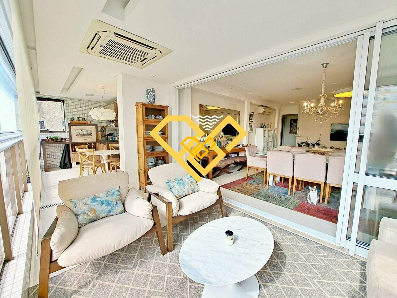 Apartamento à venda no Embaré: Varanda