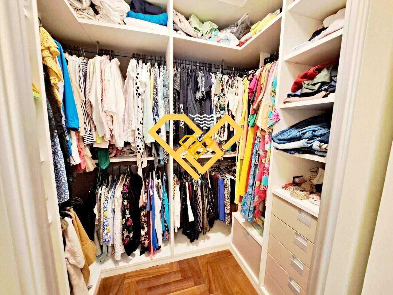 Apartamento à venda no Embaré: Closet suíte master