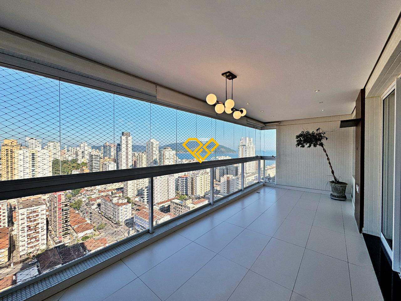 Apartamento à venda no Embaré: Varanda com churrasqueira