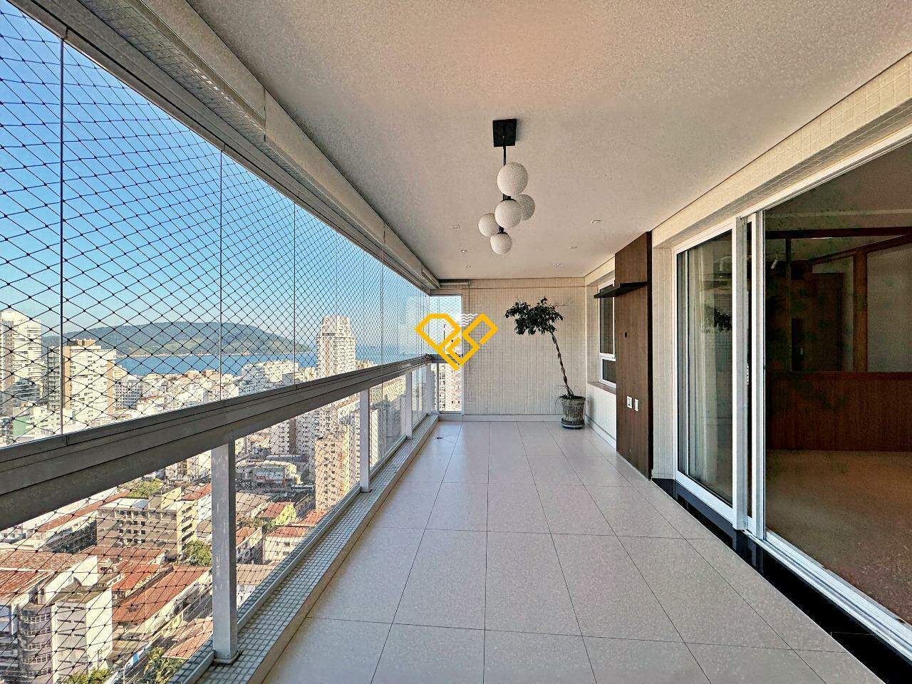 Apartamento à venda no Embaré: Varanda com churrasqueira