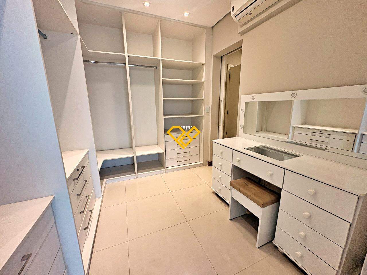 Apartamento para aluguel no Embaré: Suíte 1 - closet