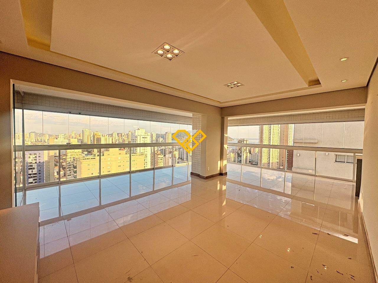 Apartamento para aluguel no Embaré: Sala e varanda